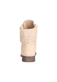 Stivaletto beige alla caviglia con tomaia in pizzo testurizzato e parte inferiore in suede liscio. Caratterizzato da un tacco basso impilato e una punta arrotondata.
