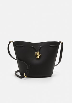 Sac seau en cuir noir avec bandoulière réglable et charms dorés avec le logo RL sur la fermeture à cordon à l'avant.