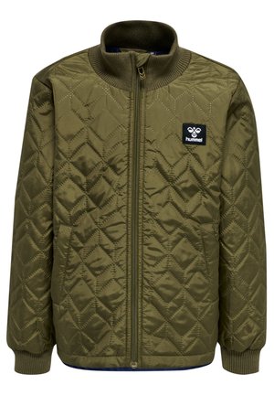 Veste matelassée vert olive avec fermeture éclair avant, col et poignets côtelés, poches latérales et un logo patch noir sur la poitrine.