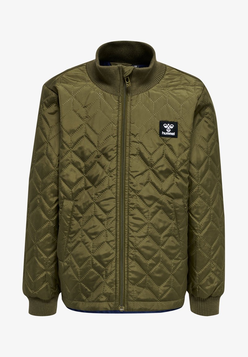 Veste matelassée vert olive avec fermeture éclair avant, col et poignets côtelés, poches latérales et un logo patch noir sur la poitrine.
