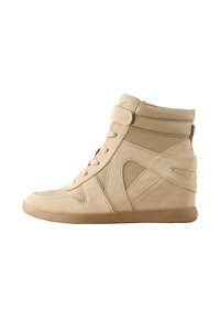 Beige korkeakorkoiset tennarit, joissa on nubuck- ja nahkamateriaalit, joissa on nauhakiinnitys edessä, tarranauha ja teksturoitu kumipohja.