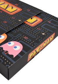 Scatola con un design nero e linee di labirinto blu, grafiche colorate di Pac-Man e numeri da 1 a 20; include un dettaglio di un fantasma rosa.