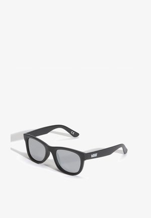 Occhiali da sole neri in plastica con una montatura spessa e lenti grigie. Presentano il logo "VANS" bianco sul lato e la marcatura CE sulla stanghetta interna.
