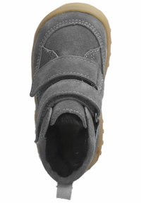 Bota de ante gris con dos correas de velcro, puntera redonda y suela de goma beige. El interior cuenta con un forro suave. Lengüeta en el talón para facilitar el calzado.