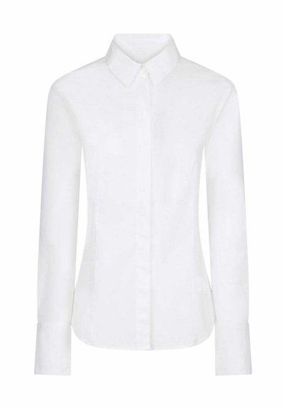 Camicia bianca a maniche lunghe con colletto classico, design aderente e texture di cotone morbido. Presenta una patta con bottoni.