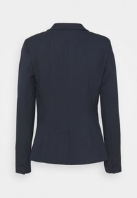 Blazer ajusté bleu marine à manches longues, fente unique à l'arrière et détails de boutons aux poignets.