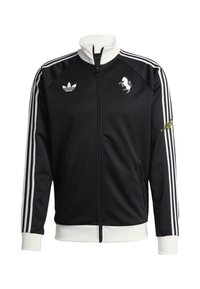 Chaqueta deportiva negra con cremallera, hecha de tela suave con franjas blancas, cuello alto y logotipos en el pecho y la manga.