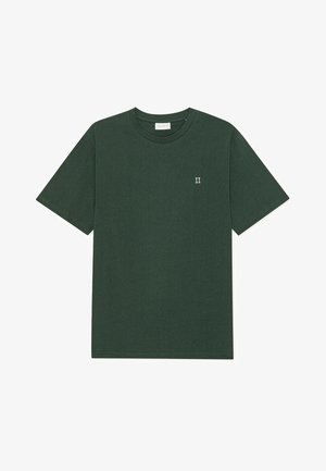 Tummanvihreä lyhythihainen puuvillainen t-paita pyöreällä kaula-aukolla. Vasemmassa rintakuvassa pieni valkoinen "II"-logo.