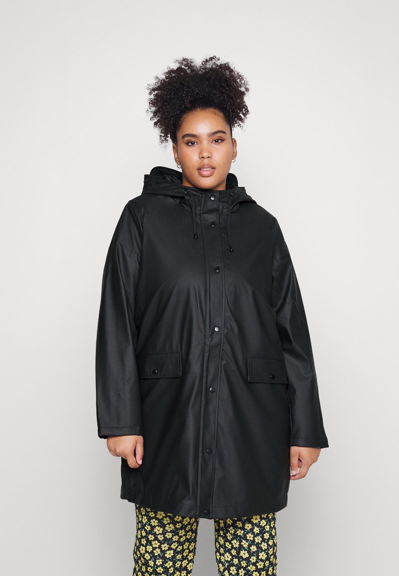 Schwarze wasserdichte Parka mit Kapuze, langen Ärmeln, vorderem Druckknopfverschluss und zwei seitlichen Taschen, mit einer glatten, glänzenden Oberfläche.