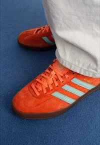 adidas Originals GAZELLE INDOOR UNISEX - Trainers - easy orange/clear mint
