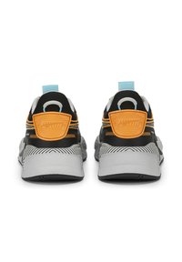 Paire de baskets noires et grises avec des patchs orange au talon et des languettes bleu clair, vues de dos sur fond blanc.