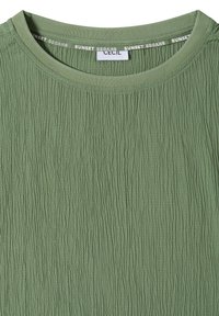 Chemise verte texturée avec encolure ronde affichant l’étiquette de la marque "CECIL" et une bande intérieure lisant "SUNSET SHADES."