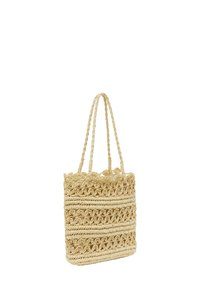 Bolsa de tote de paja tejida en beige claro con un diseño de trenzado abierto y dos asas trenzadas. Presenta una forma rectangular y una superficie texturizada.