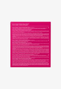 Panneau textuel de Dr.Jart+ Cicapair Redness Rescue Regimen affichant des descriptions détaillées du produit et des ingrédients en texte blanc sur un fond rose.