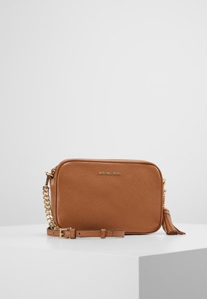 Sac bandoulière rectangulaire en cuir marron avec bandoulière chaîne dorée, détail pompon et logo "Michael Kors" sur le devant.
