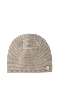 Bonnet tricoté en beige clair avec un motif texturé, comportant un accent logo en métal rond sur le côté et un bord côtelé.