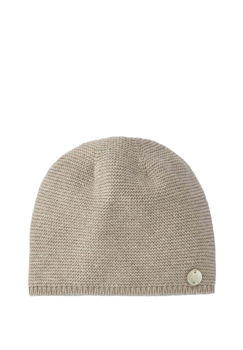 Bonnet tricoté en beige clair avec un motif texturé, comportant un accent logo en métal rond sur le côté et un bord côtelé.