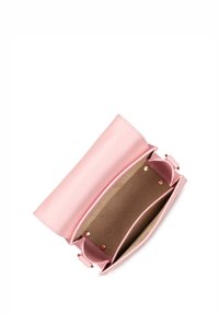 Pochette in pelle rosa con finitura lucida, dotata di pattina pieghevole e due scomparti, foderata in tessuto beige. Gli accessori includono bottone a pressione di colore dorato.
