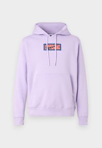 Lila hoodie med en framficka i kengurustil, justerbara snören och en grafisk design med korall- och blå accenter. Mjuk tyg.