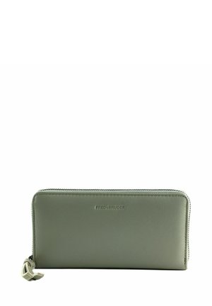 Portefeuille en cuir vert à texture lisse, fermeture éclair et pompon décoratif. Logo embossé sur le devant. Forme rectangulaire.