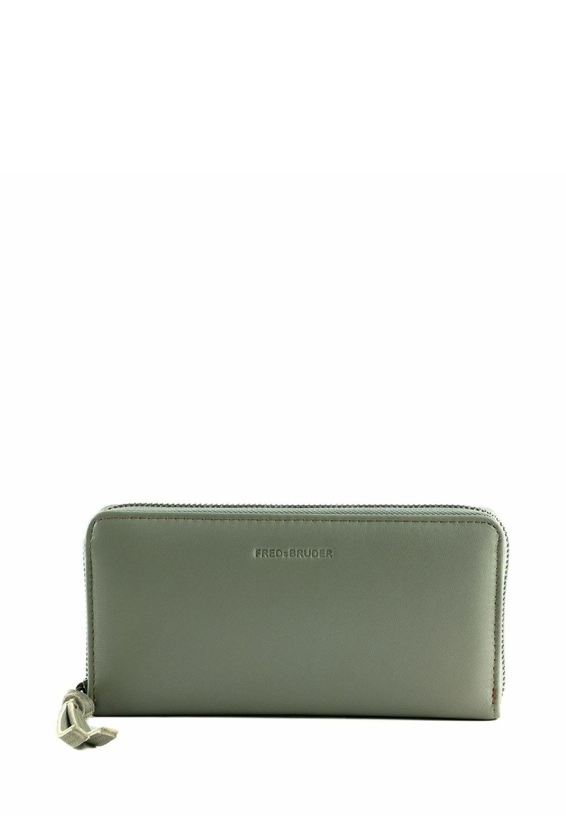 Portefeuille en cuir vert à texture lisse, fermeture éclair et pompon décoratif. Logo embossé sur le devant. Forme rectangulaire.