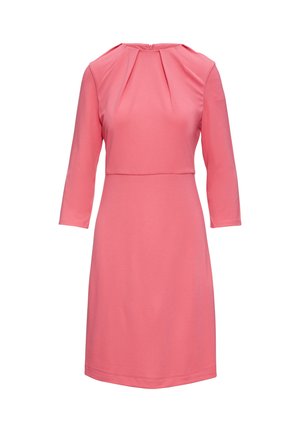 Robe rose ajustée avec des manches 3/4, un corsage plissé et une texture lisse. Une fermeture éclair est située à l'arrière.