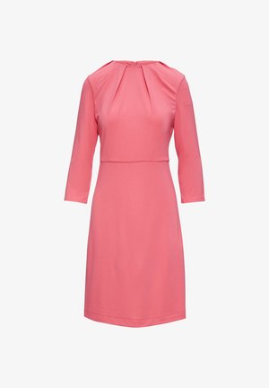 Rosa eng anliegendes Kleid mit 3/4-Ärmeln, gefälteltem Oberteil und glatter Textur. Ein Reißverschluss befindet sich hinten.