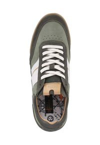 Zielone zamszowe sneakersy z białymi paskami, płaskimi białymi sznurówkami oraz brązowym skórzanym akcentem na języku. Wzorzysta podszewka wewnętrzna.