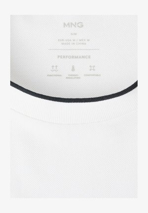 Weißer Polokragen mit schwarzer Einfassung, zeigt gedrucktes Größenschild M und Piktogramme für funktionelle, thermo-regulierende und komfortable Eigenschaften.