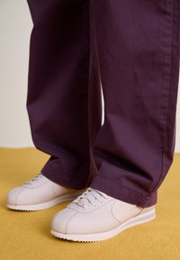CORTEZ 23 PREMIUM - Športni copati - platinum violet/amethyst ash
