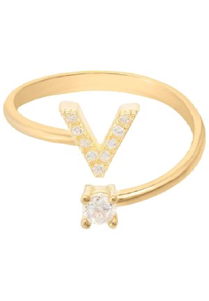 Złoty pierścionek o kształcie V, ozdobiony diamencikami oraz pojedynczym okrągłym, przezroczystym kamieniem u podstawy, o gładkiej teksturze.
