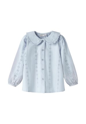 Blouse bleu clair à manches longues avec col Peter Pan, boutonnée à l'avant, poignets élastiqués et broderies florales ajourées sur les manches et le devant.