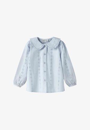 Lichtblauwe blouse met lange mouwen en een Peter Pan-kraag, knopen aan de voorkant, elastische manchetten en opengewerkte bloemrijke borduursels op de mouwen en voorkant.