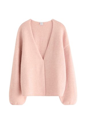 Mjuk rosa oversized kofta med djup V-hals och långa ballongärmar, gjord av fluffig stickad tyg.