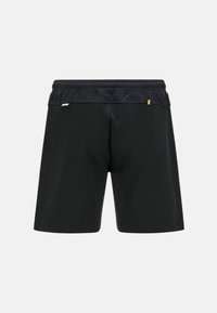 Pantaloni corti sportivi neri realizzati in tessuto morbido, con vita elasticizzata e una piccola tasca laterale con un accento giallo.