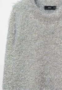 Pull en argent doux avec une surface texturée et duveteuse. Il présente un col rond et une étiquette tissée affichant le nom de la marque.
