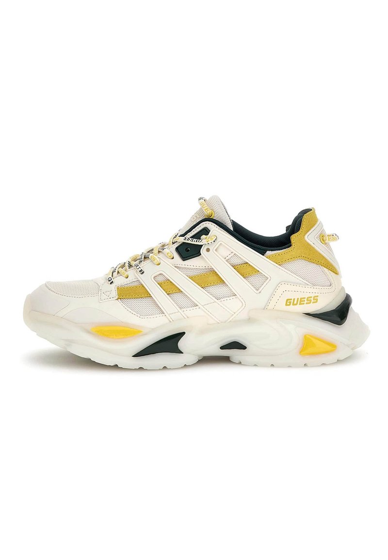 Sneaker bianco e giallo con tomaia in mesh traspirante, colletto imbottito e suola spessa con accenti neri e gialli. Logo del marchio visibile.
