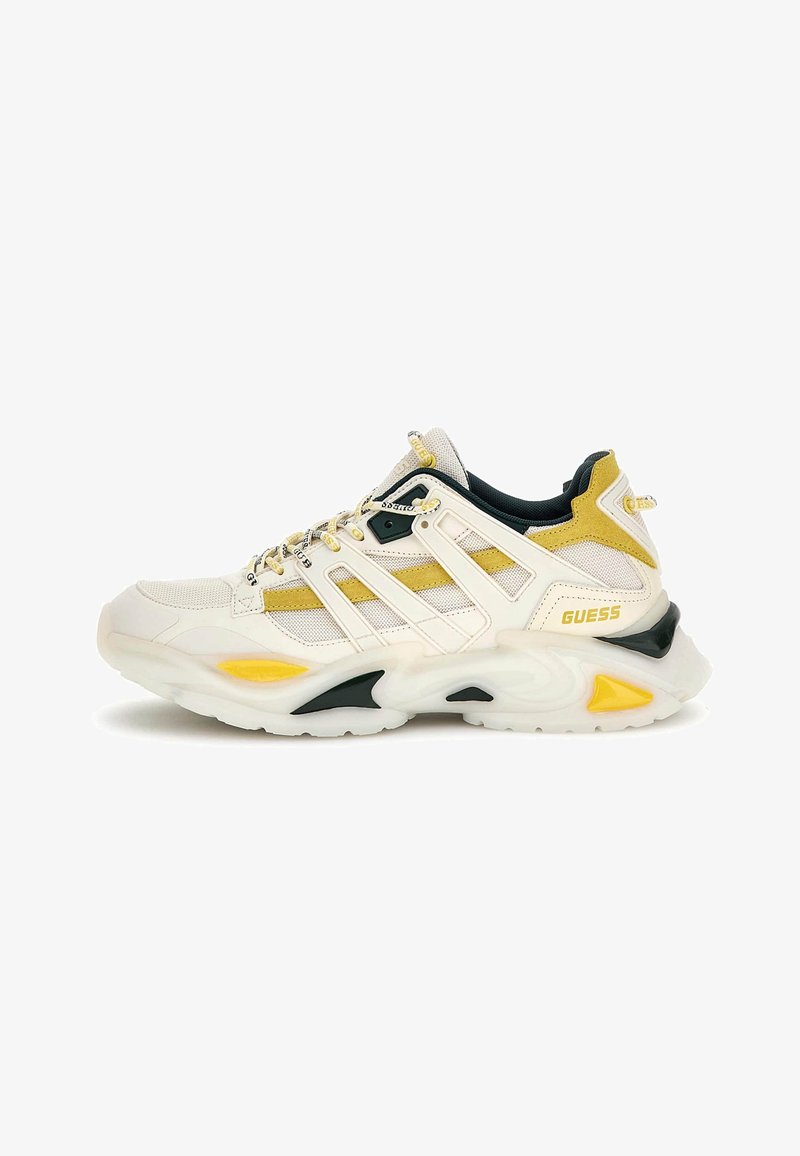 Sneaker bianco e giallo con tomaia in mesh traspirante, colletto imbottito e suola spessa con accenti neri e gialli. Logo del marchio visibile.