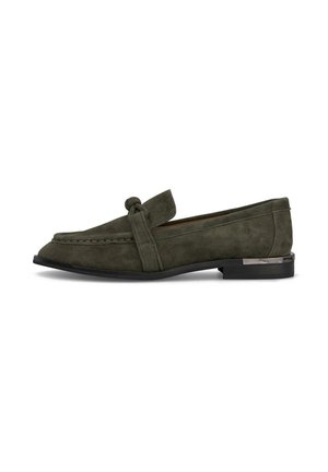 Mocasines de ante verde con un detalle de lazo anudado, acentos de costura y un bajo tacón negro con un ribete metálico.
