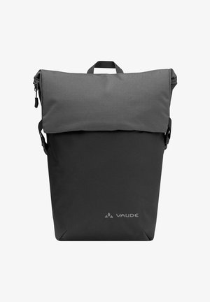 Grijze roll-top rugzak met een rechthoekige vorm, gemaakt van duurzaam materiaal, met een bovenhandvat en verstelbare schouderbanden. Merklogo zichtbaar.