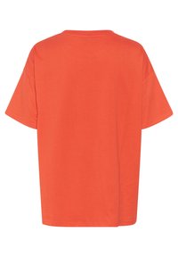 Orange kortærmet t-shirt lavet af bomuld, med en afslappet pasform og rund halsudskæring. Glat tekstur uden synlige mønstre eller accenter.