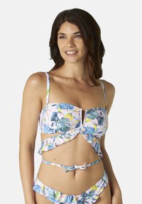 Bikini floreale con motivi di foglie blu, rosa e verdi. La parte superiore ha un bordo arricciato e un'apertura centrale. Spalline regolabili e culotte con laccetto.