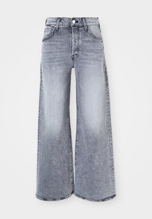 Jean large gris clair en denim, avec une taille haute, fermeture à bouton, décoloration subtile et ourlet brut au niveau des jambes.