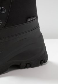 Botte de randonnée noire avec empeigne texturée, talon renforcé et semelle extérieure robuste à rainures profondes. L'étiquette indique "PIER-ONE".