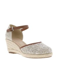 Chaussure à talon compensé avec une tige en tissu beige clair brodé et une bride de cheville marron. Semelle en espadrille imitation liège avec des détails en corde texturée.