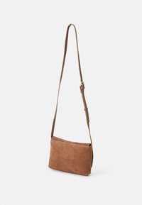 Brązowa zamszowa torebka na ramię z regulowanym paskiem, o prostokątnym kształcie, gładkiej fakturze i minimalistycznym wzornictwie. Brak widocznych elementów metalowych.