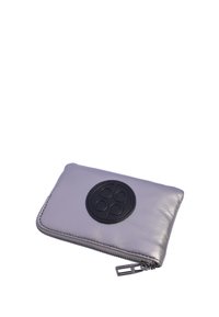 Billetera de cuero plateado con un logo circular negro. Presenta un cierre con cremallera, textura suave y esquinas redondeadas. Diseño compacto, uso versátil.