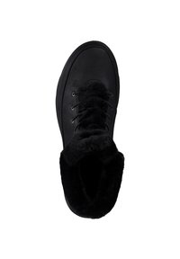 Zapatilla deportiva de cuero negro con un cuello de piel sintética, punta redonda y diseño de cordones. Textura suave y suela redondeada para mayor comodidad.