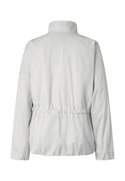 Witte lichtgewicht jas met lange mouwen, hoge kraag, elastische tailleband en een klein patch op de linkerarm, gezien vanaf de achterkant.