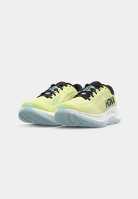 Limoengroene hardloopschoenen met een ademende bovenkant van mesh, zwarte veters en witte tussenzolen. Voorzien van een lichtblauwe buitenzool voor grip.